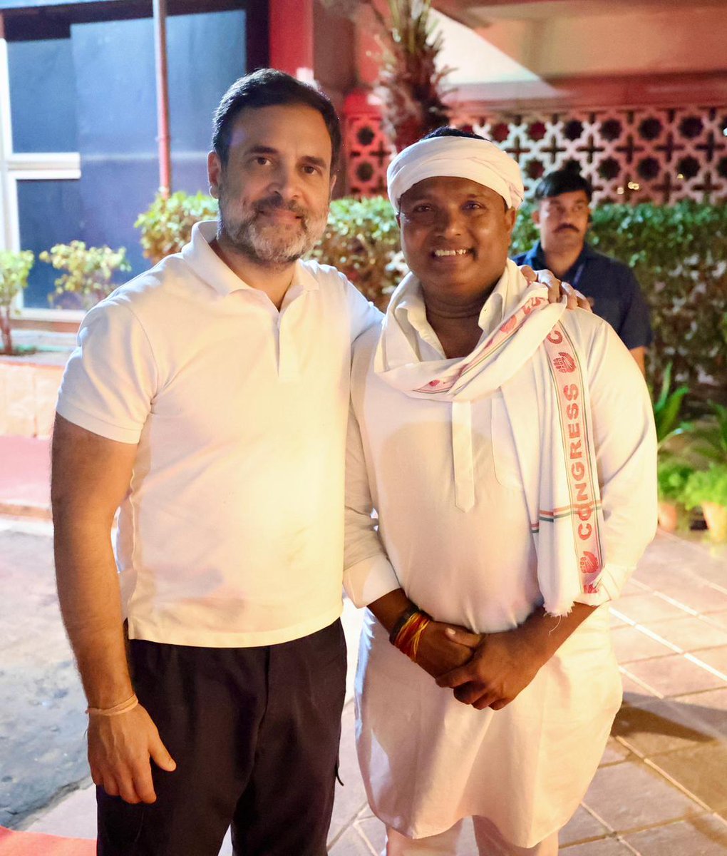 srinivasiyc's tweet photo. मिलकर करेंगे गुजरात फतेह 💯

अखिल भारतीय कांग्रेस कमेटी द्वारा मेरे जैसे आम कार्यकर्ता को AICC सचिव (सह-प्रभारी, गुजरात) की जिम्मेदारी सौंपने के लिए
मैं कांग्रेस अध्यक्ष श्री @kharge जी, मेरे नेता श्री @RahulGandhi जी, कांग्रेस महासचिव श्रीमती @priyankagandhi जी, AICC संगठन महासचिव श्री @kcvenugopalmp जी तथा गुजरात कांग्रेस प्रभारी श्री @MukulWasnik जी का हृदय से आभार व्यक्त करता हूँ।

साथ ही उन सभी साथियों का धन्यवाद, जो हर संघर्ष में कंधे से कंधा मिलाकर खड़े रहे।
चुनौती बड़ी है, लेकिन इस बार लड़ाई आर-पार की होगी।

गुजरात में कांग्रेस का परचम फिर से लहराएगा।