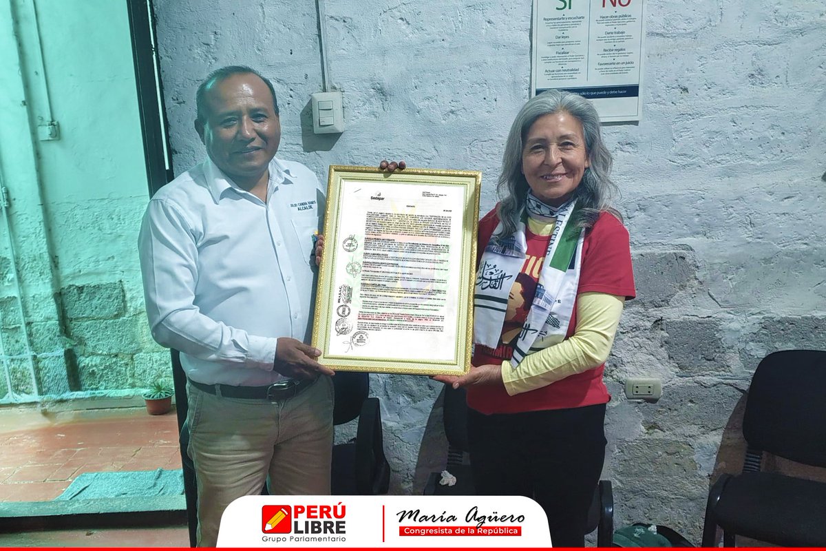 MariaAguerogut1's tweet photo. #SemanaDeRepresentación | 💧
Sostuve una reunión con el alcalde de #Atico, Julio Candia Ramos, para revisar el avance del proyecto de agua potable.
La ANA ya autorizó la primera etapa (perforación del pozo) y se espera la licencia para que #SEDAPAR continúe con la segunda fase. https://t.co/gX2e7T58XZ
