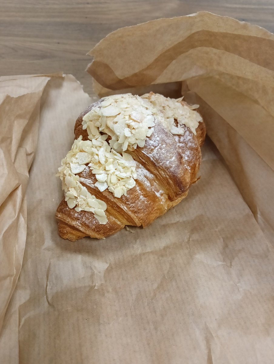 grumpy_kot's tweet image. Немногие помнят но благодаря @jemappellelala  сегодня 11.11 день миндального круасана, поэтому я вот отметил