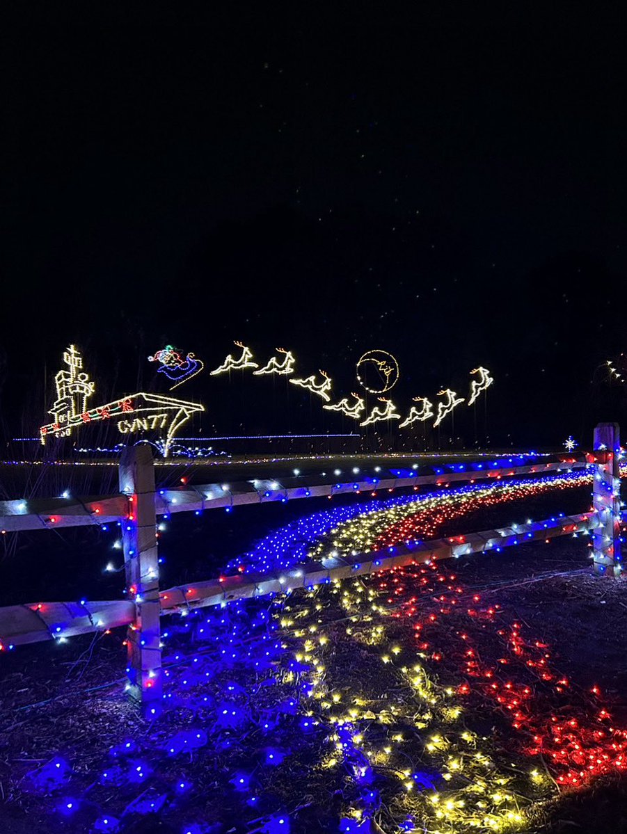 🇺🇸 Happy Veterans Day! 🇺🇸 Today, we proudly honor and thank all the brave men and women who have served and continue to serve our country. 

Did you know part of our holiday light show features the CVN77 Carrier, also known as the USS George H.W. Bush?