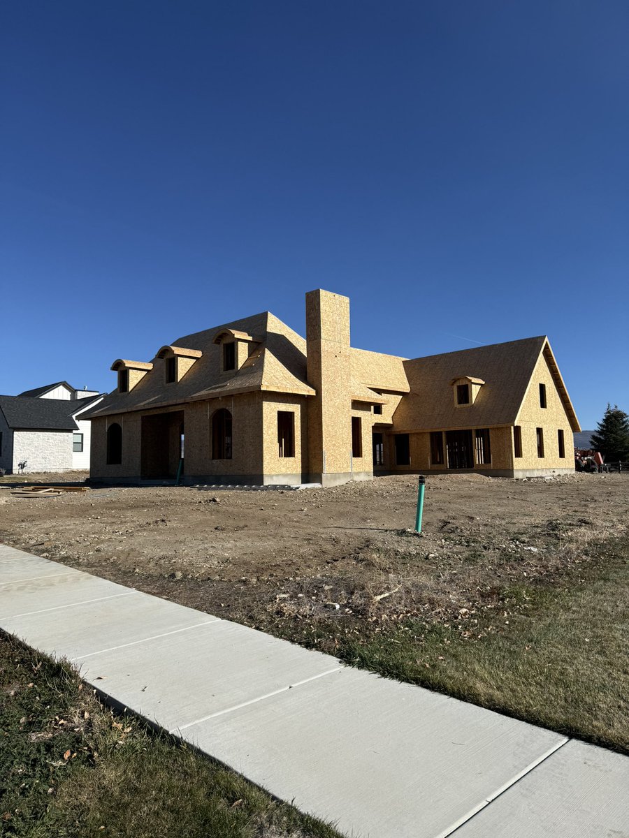 Jaredkotter's tweet image. SPEED TO LEAD MATTERS IN NEW CONSTRUCTION TOO. 

I always try and get my bids out 48-72 hours at MOST from when I talk to the contractor. 

Taking the fam to Disneyland tomorrow which means I have to get out 3 estimates from houses I called on from permits last week.

1/3 ✅ 
👇