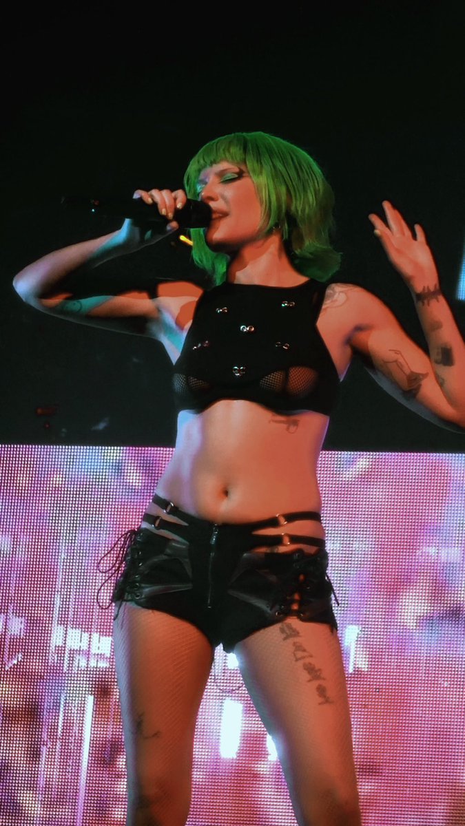 juliaannberg's tweet photo. halsey // back to badlands tour 💚 @halsey #BackToBadlands #halsey https://t.co/L9hUjCCQpF