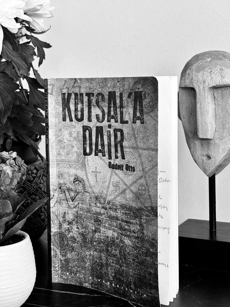 Kutsal’a Dair, zengin kavramlarının yanı sıra kavrayışıyla da iz bırakıyor
Ben ise “Ulvi” yerine yüce,
“Numinous” = bilinmezlik/vecd,
“Dehşet” = görkem/heybet
“Gizem” =sır
kelimelerini koyup ilerlediğimde, anlatılmak istenen bendeki karşılığını buldu
Ghaffari’nin emeğine minnetle