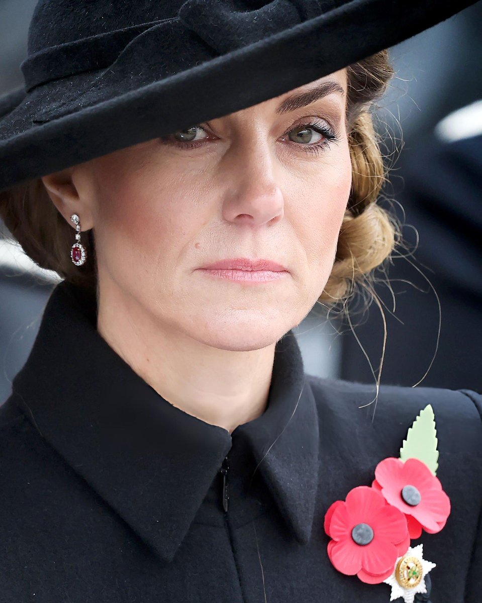 The definition of dignity, class and elegance in a single photo 👑🖤✨