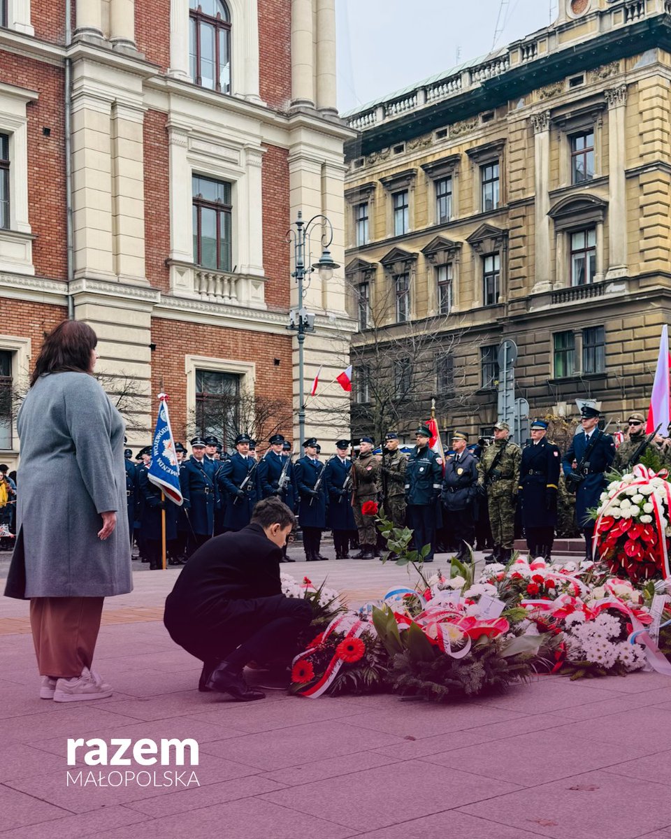 🇵🇱 Dziś w Krakowie odbyły się państwowe obchody Święta Niepodległości, organizowane przez wojewodę małopolskiego. W uroczystościach 107. rocznicy odrodzenia się Rzeczypospolitej udział wzięła delegacja <a href="/partiarazem/">Razem</a>, składając wieńce na Grobie Nieznanego Żołnierza 👇