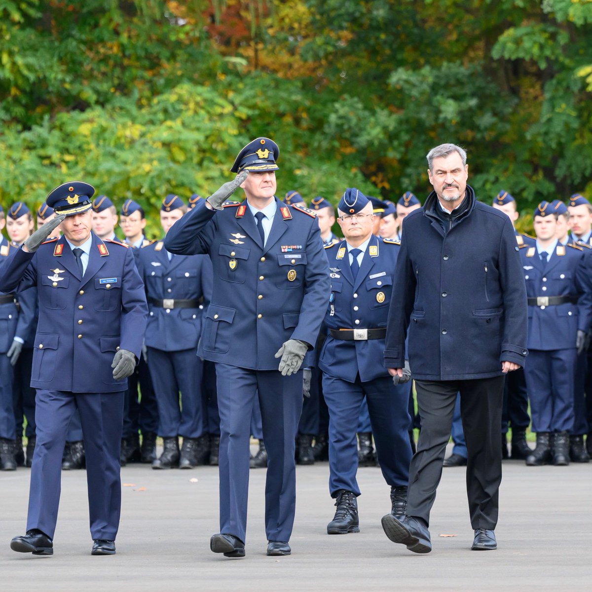 Markus_Soeder's tweet photo. 70 Jahre Bundeswehr sind 70 Jahre Dienst für Deutschland. Unsere Soldatinnen und Soldaten stehen jeden Tag für unseren Frieden, unsere Demokratie und unsere Werte ein, dafür verdienen sie größten Respekt und Rückhalt. Wir stehen zu unserer Bundeswehr.

In Zeiten wachsender Bedrohungen brauchen wir wieder mehr Einsatz für unser Land. Denn Sicherheit ist der Preis der Freiheit. An einer Rückkehr zur Wehrpflicht führt kein Weg vorbei – Freiwilligkeit allein reicht nicht mehr aus. 

Habe selbst damals im Transportbataillon 270 in Nürnberg gedient. Diese Zeit hat mich nachhaltig geprägt. Gerade für einen jungen Menschen war das eine wichtige Erfahrung. Und die zwei Wörter „Kompanie aufstehen“ werde ich nie vergessen 😀