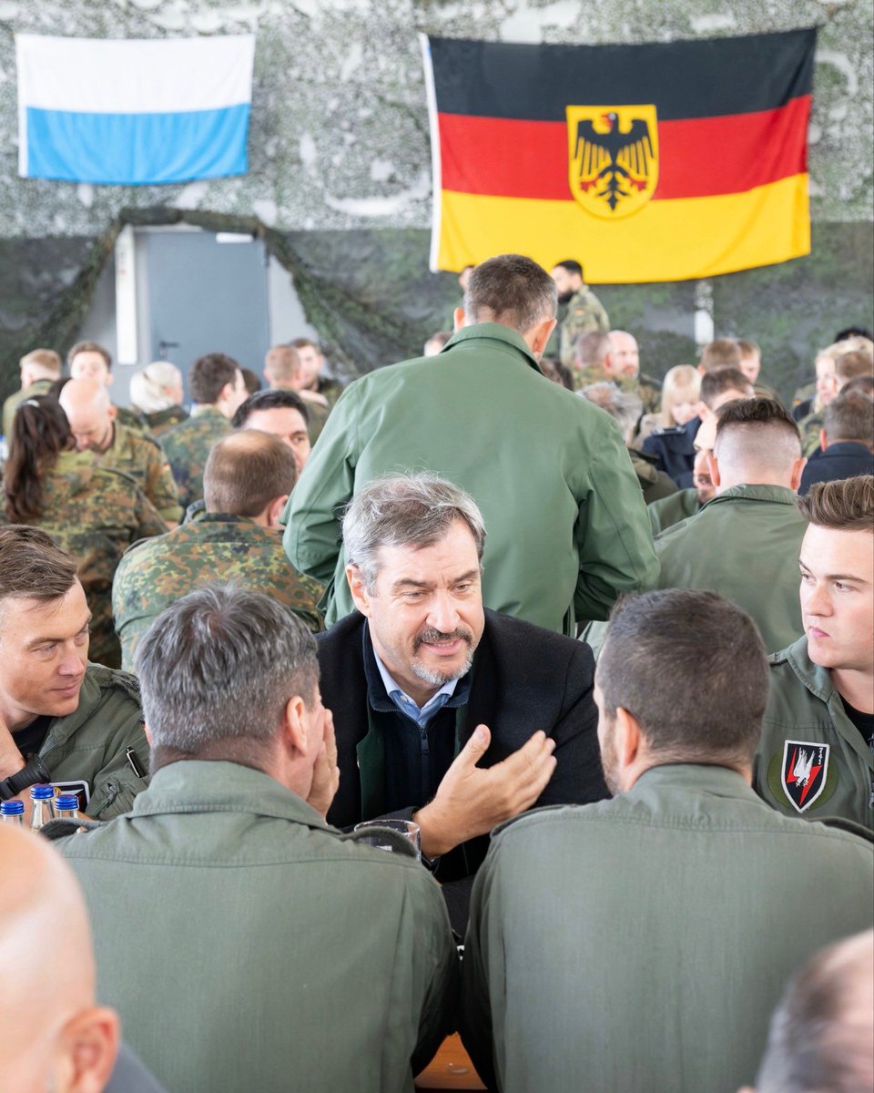 Markus_Soeder's tweet photo. 70 Jahre Bundeswehr sind 70 Jahre Dienst für Deutschland. Unsere Soldatinnen und Soldaten stehen jeden Tag für unseren Frieden, unsere Demokratie und unsere Werte ein, dafür verdienen sie größten Respekt und Rückhalt. Wir stehen zu unserer Bundeswehr.

In Zeiten wachsender Bedrohungen brauchen wir wieder mehr Einsatz für unser Land. Denn Sicherheit ist der Preis der Freiheit. An einer Rückkehr zur Wehrpflicht führt kein Weg vorbei – Freiwilligkeit allein reicht nicht mehr aus. 

Habe selbst damals im Transportbataillon 270 in Nürnberg gedient. Diese Zeit hat mich nachhaltig geprägt. Gerade für einen jungen Menschen war das eine wichtige Erfahrung. Und die zwei Wörter „Kompanie aufstehen“ werde ich nie vergessen 😀