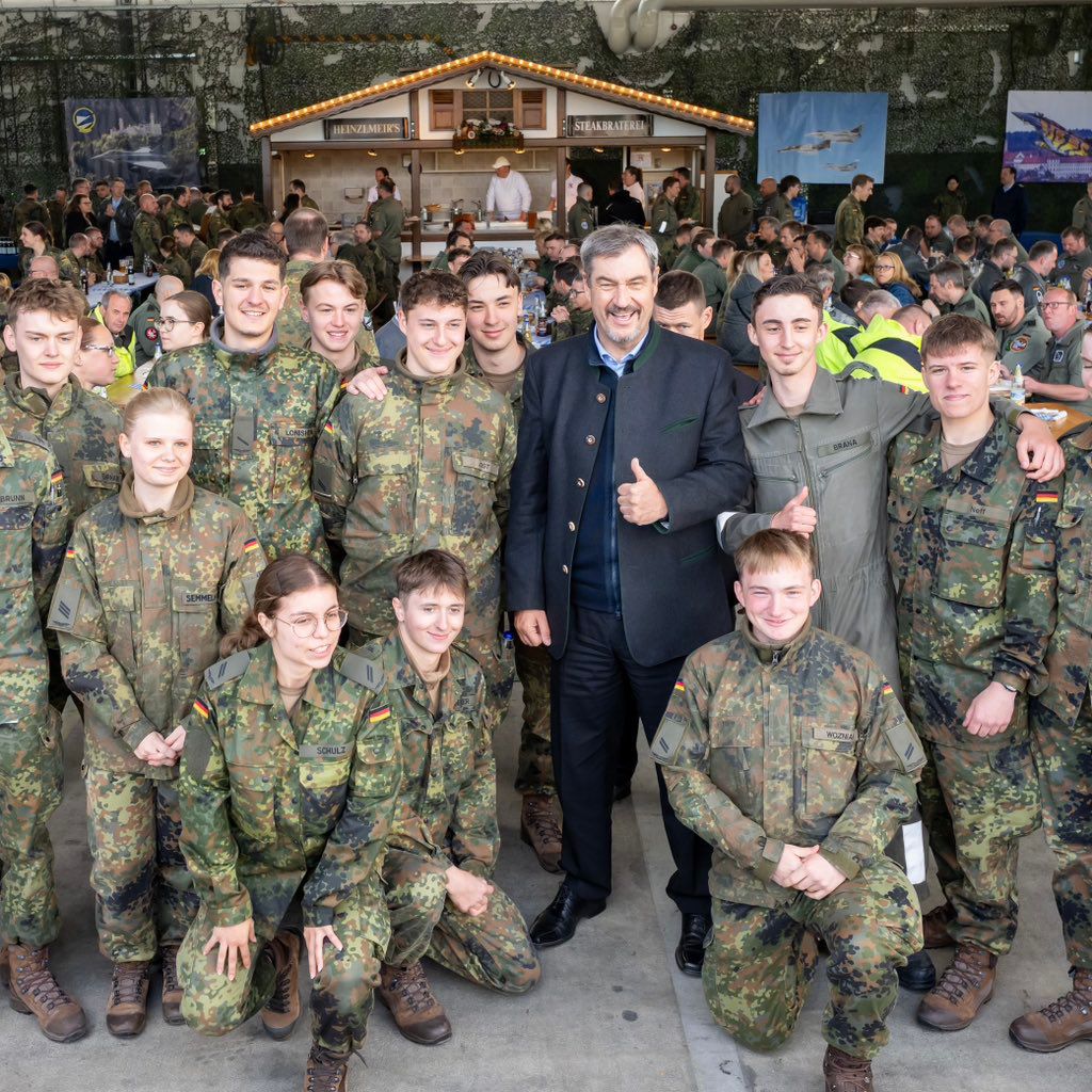 Markus_Soeder's tweet photo. 70 Jahre Bundeswehr sind 70 Jahre Dienst für Deutschland. Unsere Soldatinnen und Soldaten stehen jeden Tag für unseren Frieden, unsere Demokratie und unsere Werte ein, dafür verdienen sie größten Respekt und Rückhalt. Wir stehen zu unserer Bundeswehr.

In Zeiten wachsender Bedrohungen brauchen wir wieder mehr Einsatz für unser Land. Denn Sicherheit ist der Preis der Freiheit. An einer Rückkehr zur Wehrpflicht führt kein Weg vorbei – Freiwilligkeit allein reicht nicht mehr aus. 

Habe selbst damals im Transportbataillon 270 in Nürnberg gedient. Diese Zeit hat mich nachhaltig geprägt. Gerade für einen jungen Menschen war das eine wichtige Erfahrung. Und die zwei Wörter „Kompanie aufstehen“ werde ich nie vergessen 😀