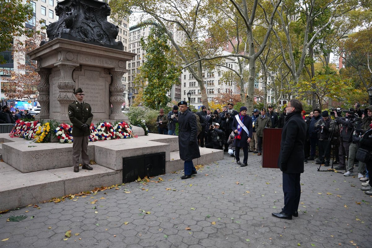 🇫🇷🇺🇸 On this #VeteransDay, France stands with its American friends to honor all who fought for freedom.

At Madison Square Park, Consul General <a href="/CFouriscot/">Cedrik Fouriscot</a> laid a wreath alongside veterans’ associations, a tribute to courage, sacrifice and friendship. 🕊️ #NYC