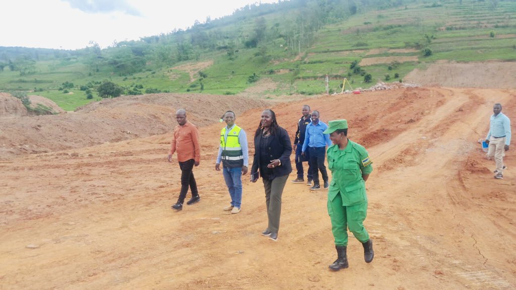 KayonzaDistrict's tweet photo. Abajyanama basuye ibikorwa by’imihigo y’Akarere ya 2025-2026 mu Mirenge ya Kabarondo, Rwinkwavu, Murama, Kabare na Ndego bareba aho igeze n’uko bihuzwa na gahunda ya #NST2, imitangire ya serivisi, gukemura ibibazo bya #HSIs, kureba ibikorwa biteza imbere isuku n’isukura n’ibindi. https://t.co/d5Mch0FG7V