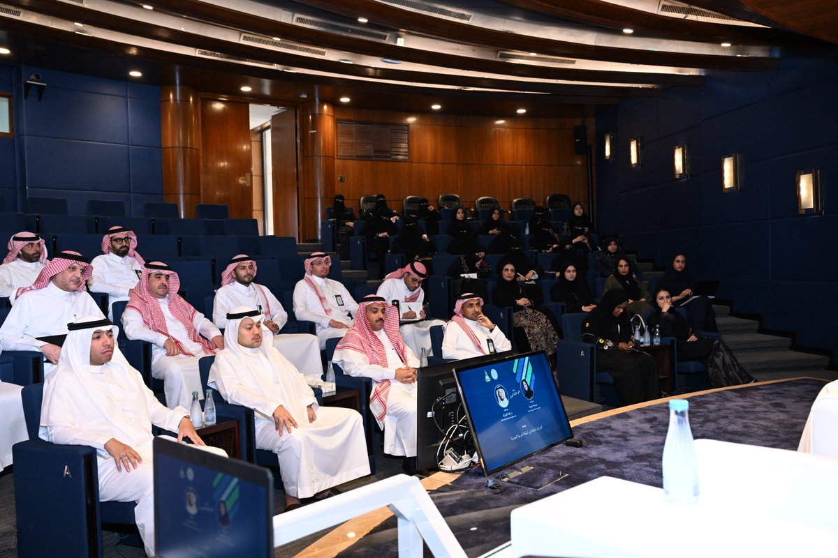 KAU_Events's tweet photo. #جامعة_الملك_عبدالعزيز، ممثلةً بكلية الاقتصاد والإدارة، تناقش مستقبل الشركات العائلية ودورها في دعم الاقتصاد الوطني،
وذلك خلال لقاء حواري ضمن سلسلة "على طاولة الحوار"، بحضور الرئيس التنفيذي للمركز الوطني للمنشآت العائلية د. عائذ المبارك، وعدد من الأكاديميين والمهتمين بقطاع ريادة الأعمال.