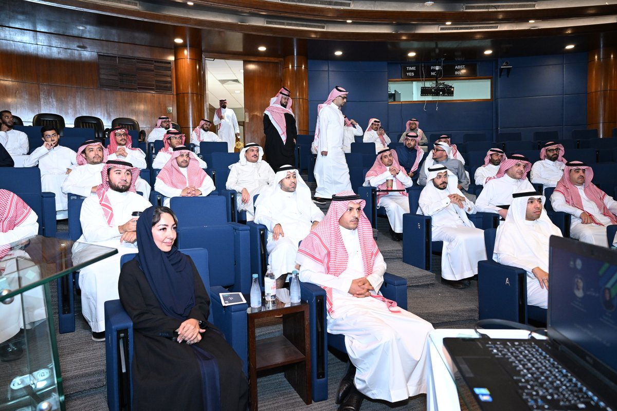 KAU_Events's tweet photo. #جامعة_الملك_عبدالعزيز، ممثلةً بكلية الاقتصاد والإدارة، تناقش مستقبل الشركات العائلية ودورها في دعم الاقتصاد الوطني،
وذلك خلال لقاء حواري ضمن سلسلة "على طاولة الحوار"، بحضور الرئيس التنفيذي للمركز الوطني للمنشآت العائلية د. عائذ المبارك، وعدد من الأكاديميين والمهتمين بقطاع ريادة الأعمال.
