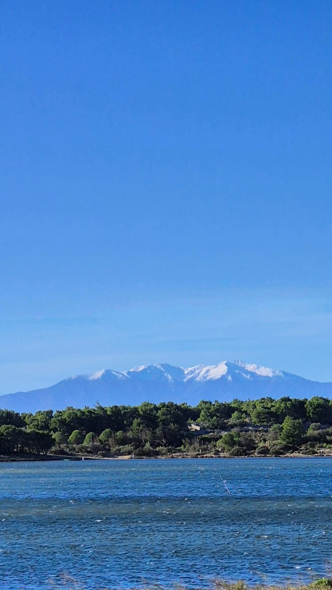 Photo 1 envoyé par un ami prise de St Génis des Fontaines (66). Photo 2 prise de Leucate. le Canigó ❄️ 🤩🤩