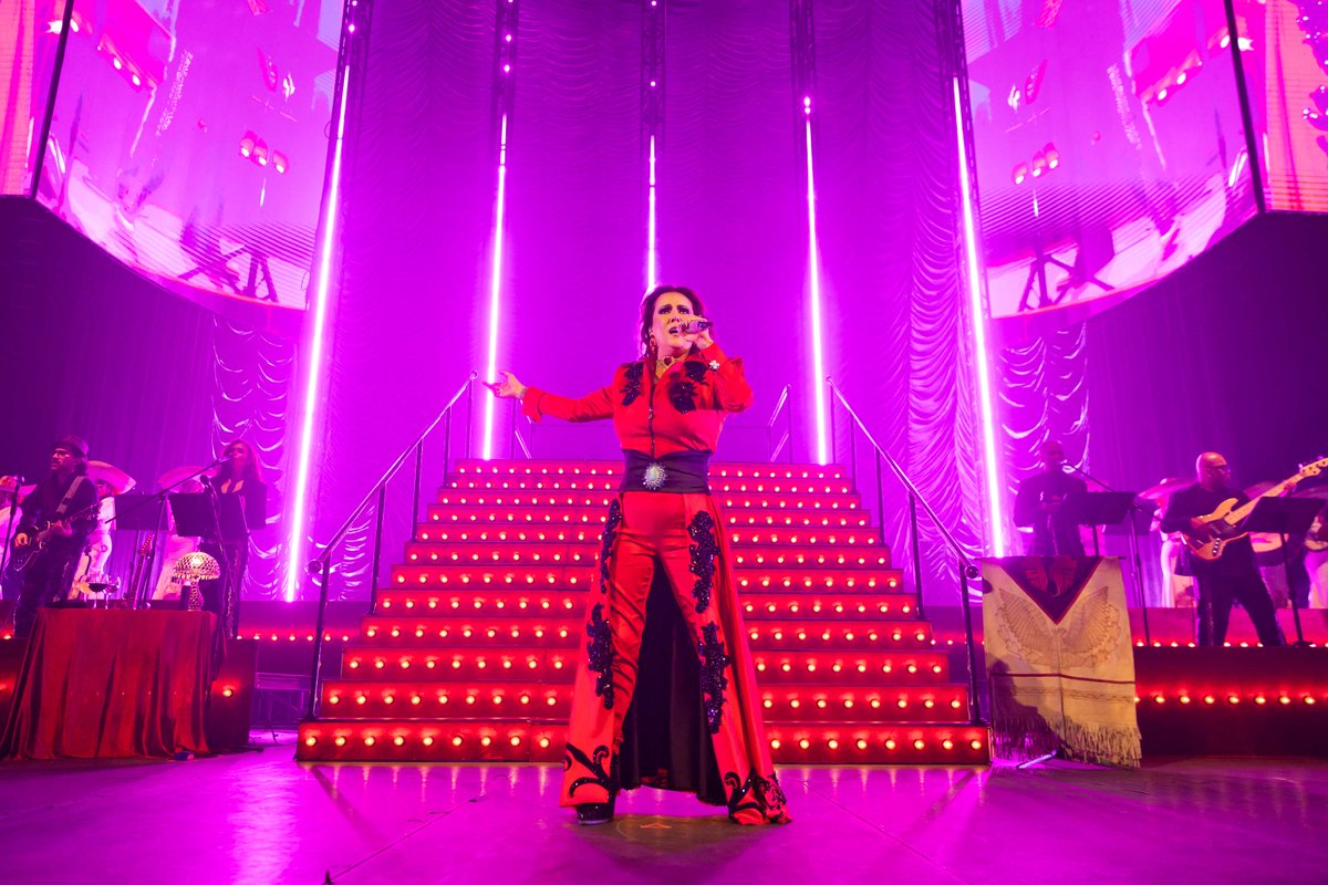 ArenaMtyOficial's tweet image. Una noche llena de fuerza, emoción y talento. 💫

Edith Márquez conquistó el escenario y los corazones del público con su poderosa voz y presencia inigualable. ❤️‍🔥

📸 Revive los mejores momentos de este gran concierto.