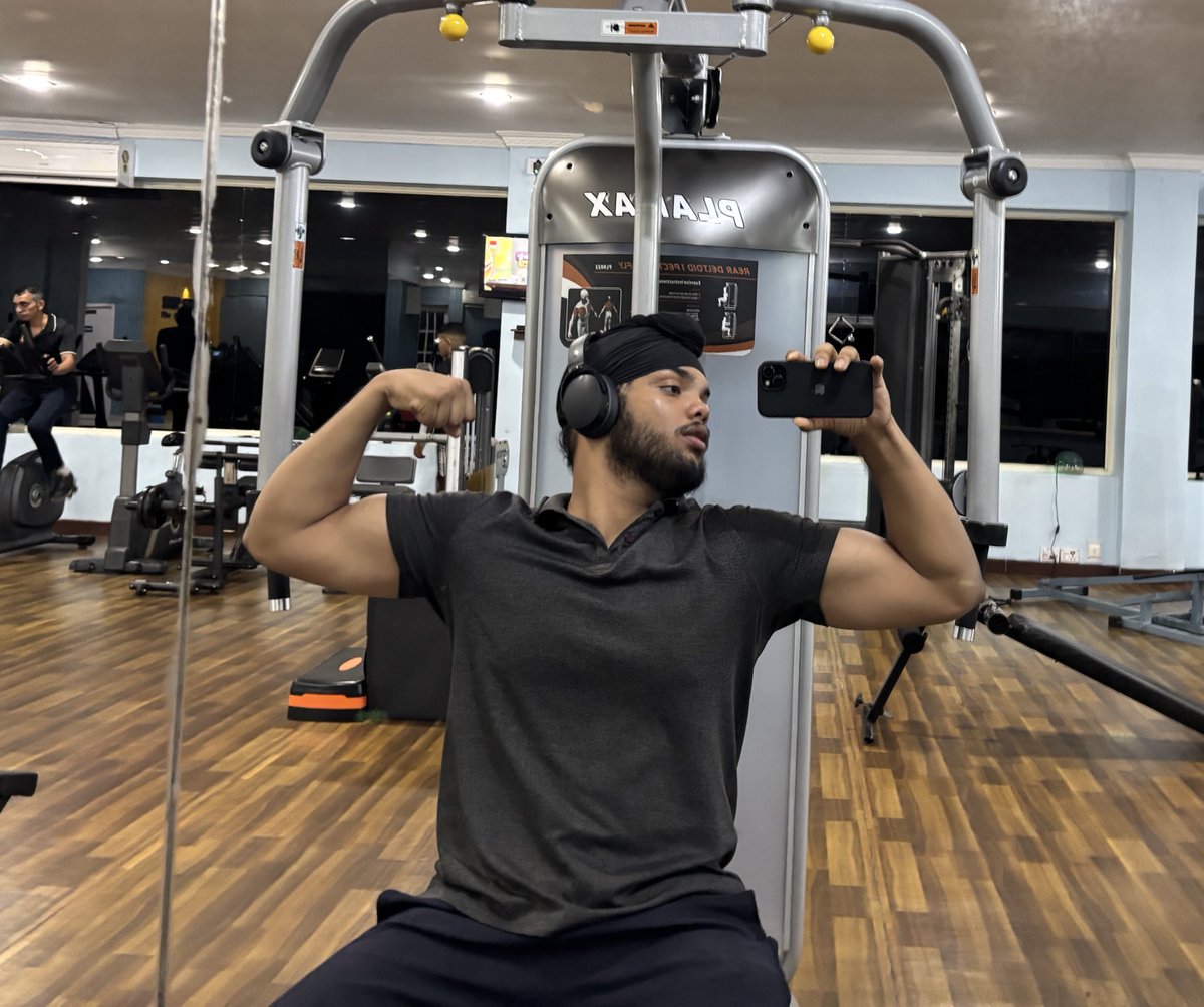 i train my biceps so i could hug her tight when it’s delhi ki thand