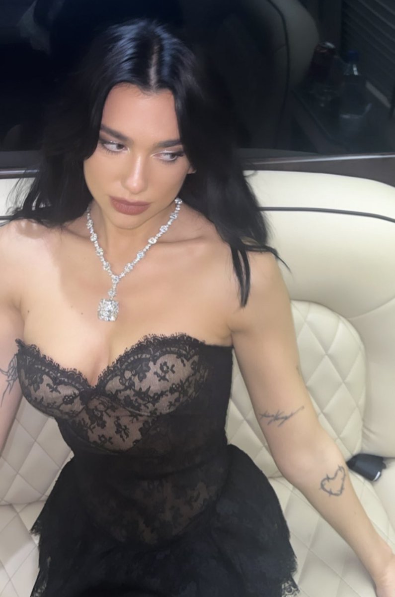 popsvibe's tweet image. this dua lipa pic.