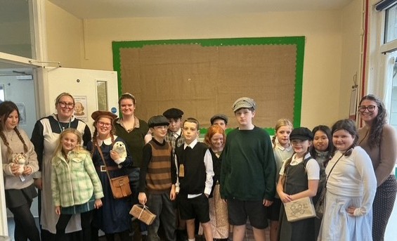ManorDidcot's tweet image. 🪖✨ Year 6 went back in time for Evacuee Day yesterday as part of their STEAM project! From WWII-style posters to hands-on history, it was a day full of creativity and teamwork. 💡🎨 #ManorPrimary #Year6 #STEAM #EvacueeDay @GLFSchools