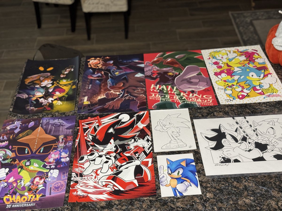 Dylan76056243's tweet photo. Late to the game with this, but what a fun con! Had a blast at @SonicExpo, and got a bunch of wonderful stuff from @yardleyart, @Danny8bit, @Ls1389, @Tyler_J_McGrath, @GigiD_Sonic, and @AdamBryceThomas! Thank you so much!

#SonicExpo https://t.co/5dCCf1GbIE
