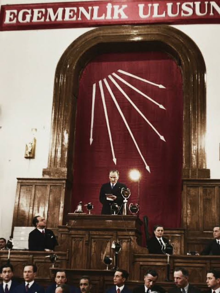 Biz Cumhuriyeti kuran partiyiz.

Biz halkına güvenen, halkının önüne sandığı getiren partiyiz.

Muhalefetsiz ve seçimsiz Türkiye hayali kuranlara hatırlatma: CHP halktır, halkındır. Bize gücünüz yetmez.