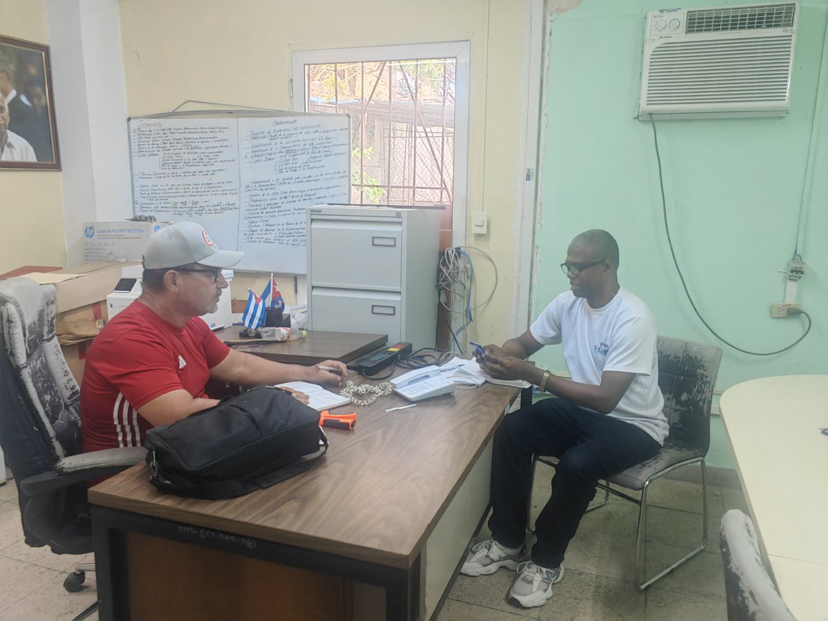 Con el Director Tecnico de la Empresa Aguas Santiago, evaluando cómo organizar las operaciones a partir de disponer mayor volumen de agua a la entrada de la #PPQuintero y poder estabilizar las entregas por los Sistemas #Parada y San Juan #UnidosXCuba #INRHCuba