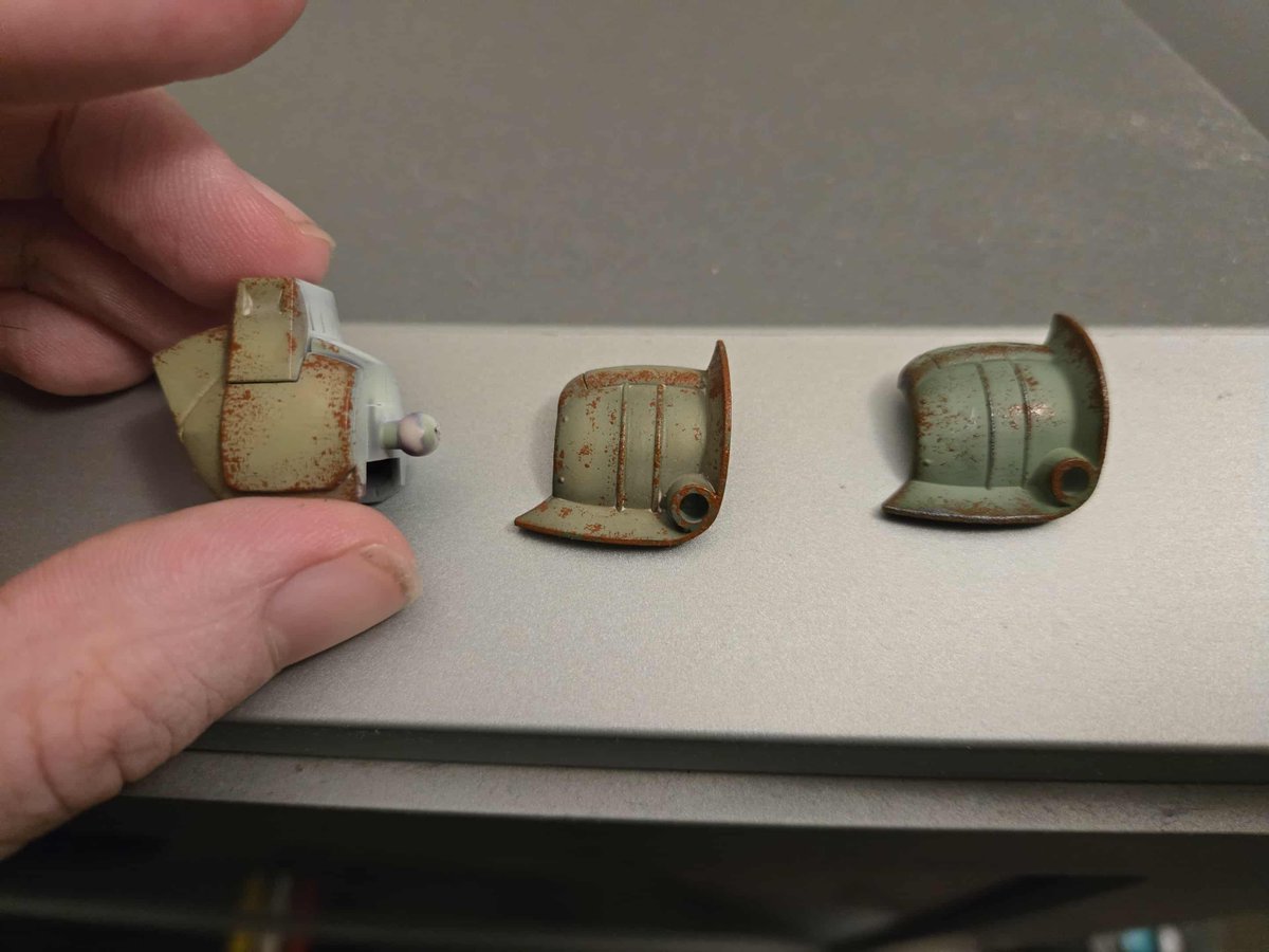 grimoireguy's tweet image. More experiments with greens and rust. Tried some 40k washes but I am not sure I like how it brings the green more to a sepia.