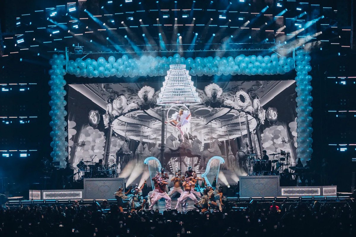 JLotickets's tweet photo. pov: it’s 2019 and your seeing @JLo on her it’s my party tour!
What was your favorite moment from the show? Don’t miss her live in Las Vegas this December.
#JLOLIVE https://t.co/M2XPWRfCQR