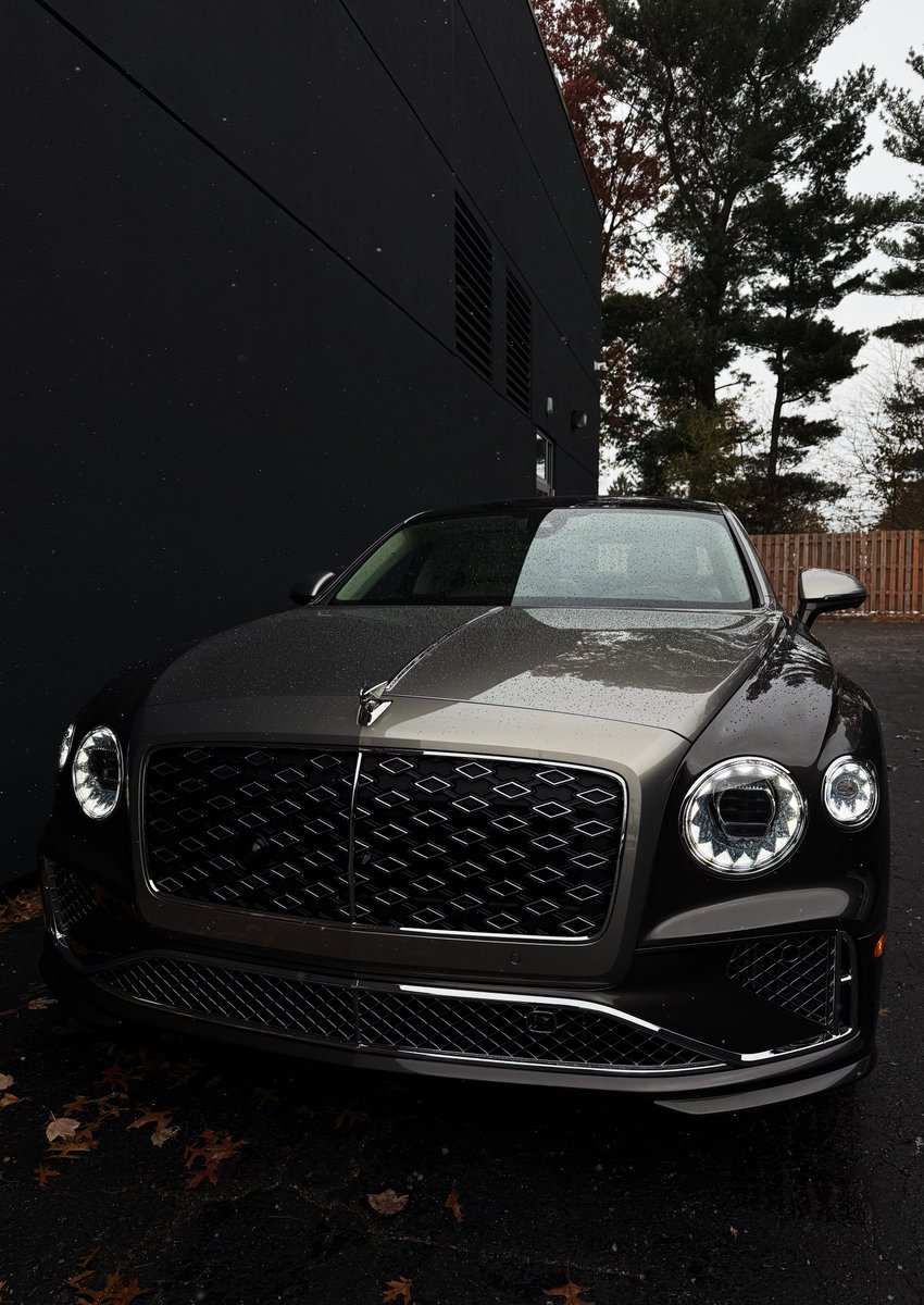 JoeW6_'s tweet image. A $400,000 factory two-tone Flying Spur