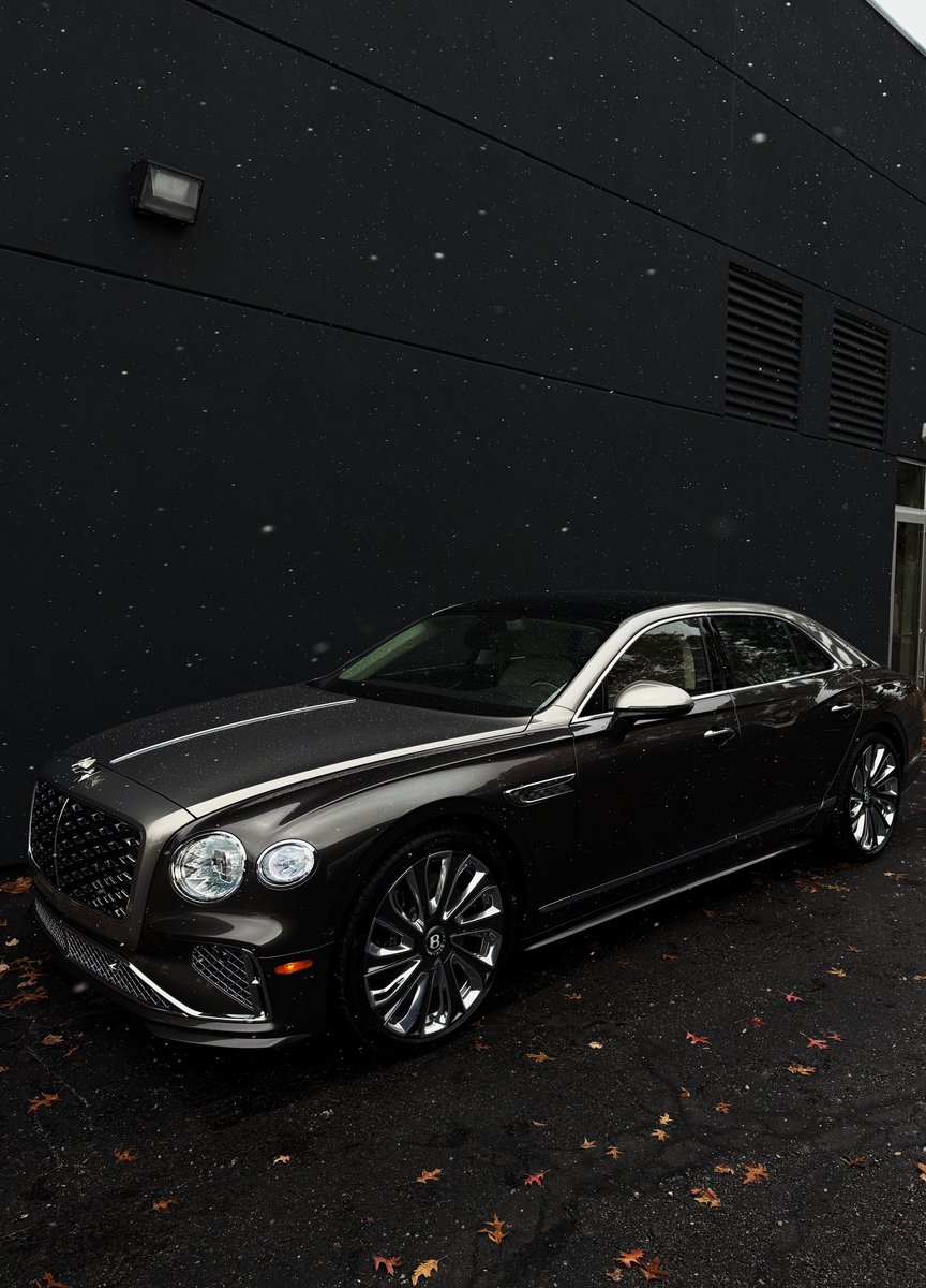 JoeW6_'s tweet image. A $400,000 factory two-tone Flying Spur
