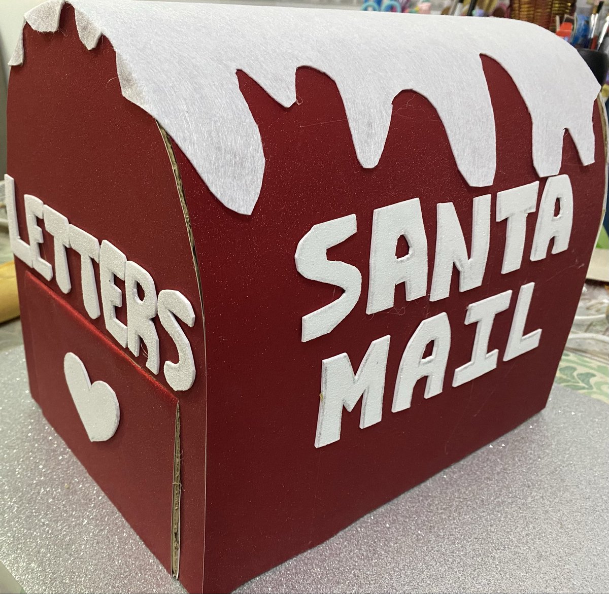 RatitosSoporte's tweet photo. 🎅 Este diciembre, prepara con tu peque su propio Buzón de Papá Noel.
No hace falta mucho: una caja, cartulina roja, un poco de imaginación…
y muchas ganas de escribir sueños. 💫
#Ratitos #NavidadEnFamilia https://t.co/2rcURXhAPq