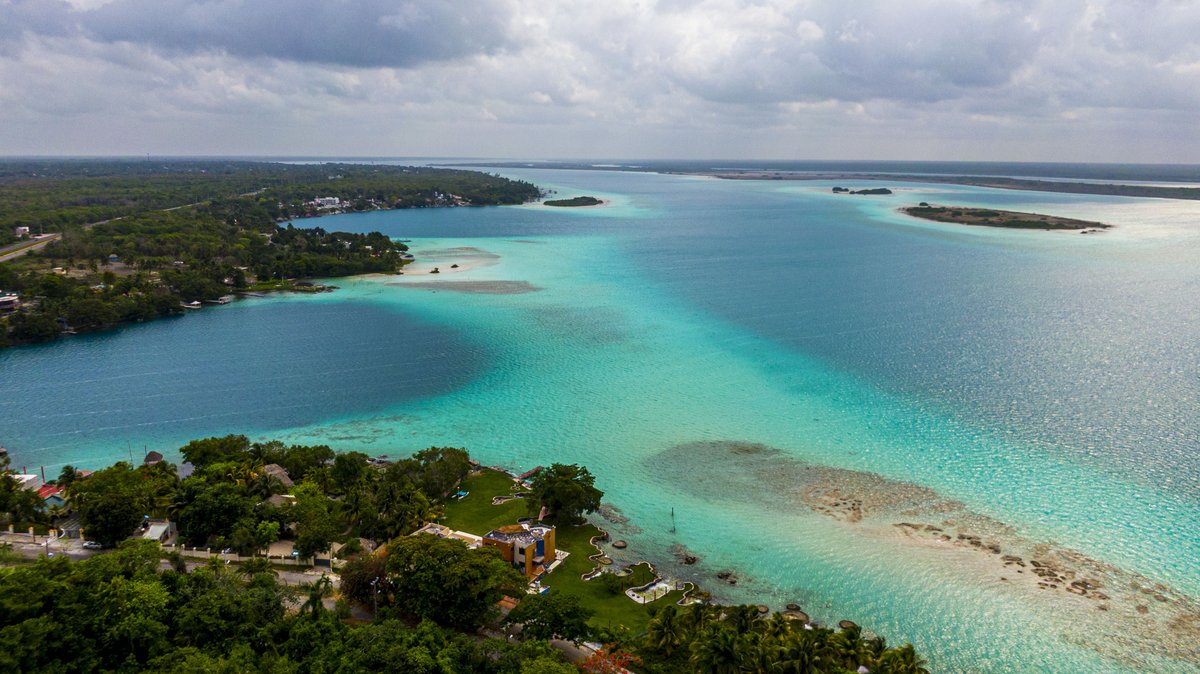 Te invitamos a leer el artículo de Mónica Franco en la más reciente edición de la Revista Blue Travel. Explora Bacalar, en Quintana Roo, la ciudad donde nace el cielo, famosa por sus siete tonos de azul y tranquilidad. 🇲🇽
📖 👉: shorturl.at/VjU7V
📷 D.R. y CPT Quintana Roo