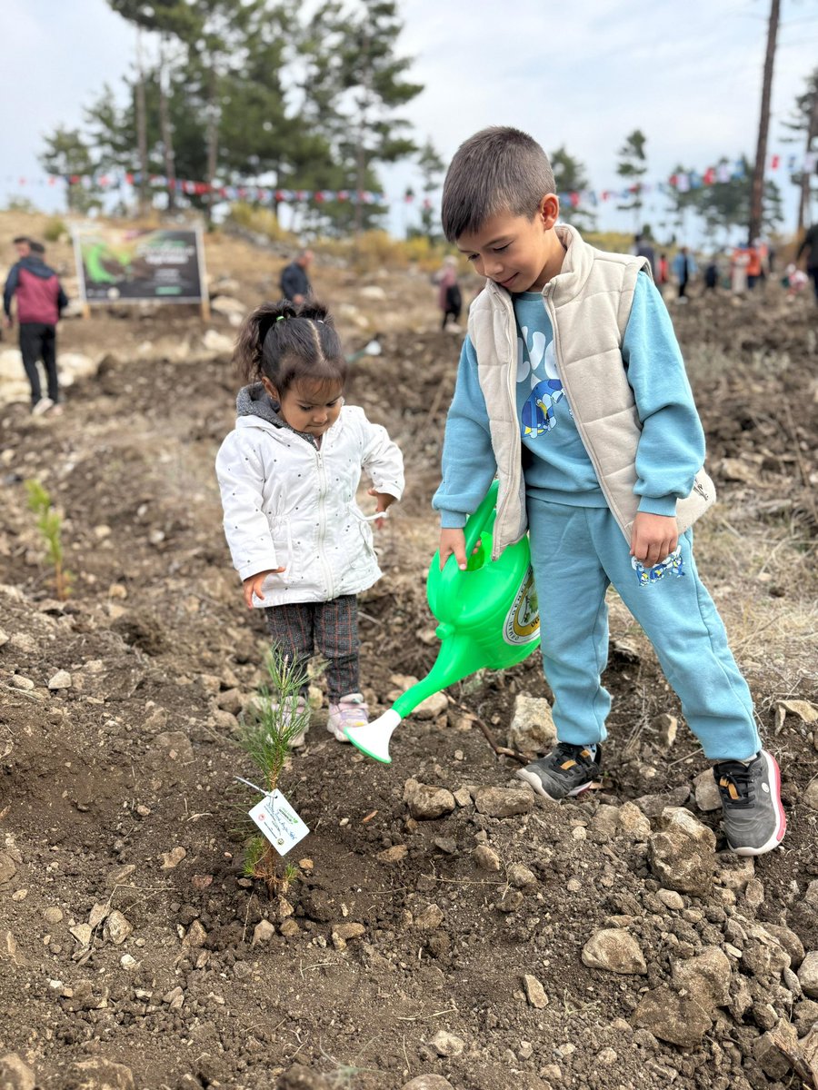 Aladağ ilçemizde 11 Kasım Milli Ağaçlandırma Günü’ünde geleceğe nefes olmak için hep birlikte toprağa dokunduk…

Bugün diktiğimiz her fidan, yarınlara bırakacağımız en güzel miras olacak!

#GeleceğeNefes
#MilliAğaçlandırmaGünü
#Aladağ
