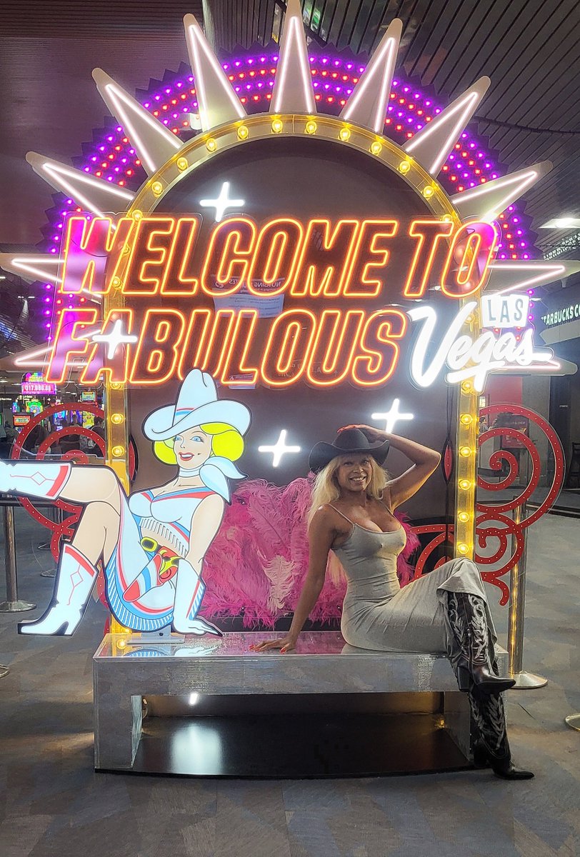 urban_heiress's tweet photo. #LasVegas was a blast with all the ladies of #InfamousSportsEntertainment and @Sessiongirls. But, due to a flight fiasco I'm in Miami for the next day or so. At least the weather is nice down here, not looking forward to the cold and snow back in Chicago, lol. https://t.co/T7Doxfc5ti
