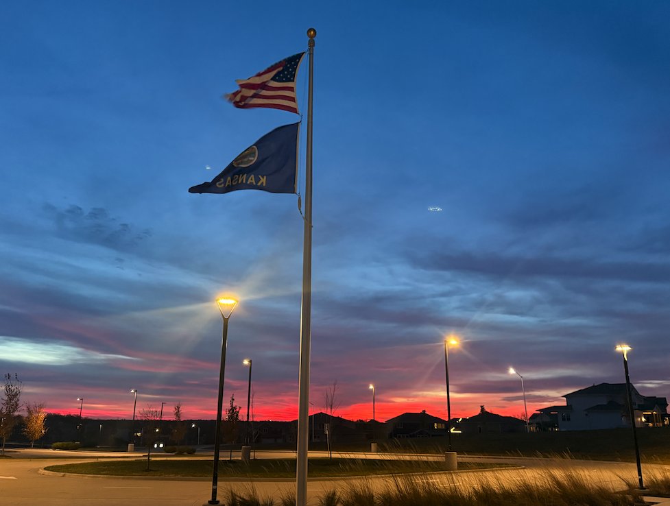 AspenGroveElem's tweet photo. Check out the sunrise this morning at AGE on Veterans Day! 💚💙 https://t.co/EQs3zvx540