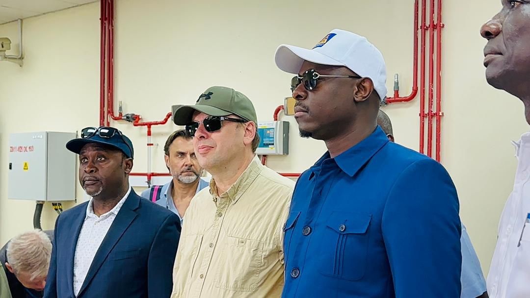 LucJonathan0's tweet photo. #SNEL #RDC
#Inga3 : la SNEL et la Banque mondiale préparent le lancement du plus grand projet énergétique de la RDC
Dans le cadre du développement du parc productif en électricité en République Démocratique du Congo, le Directeur Général de la Société Nationale d’Électricité SNEL SA, le Prof @ted_lwamba Lwamba Muba, a conduit ce mardi 11 novembre une importante délégation de la Banque mondiale sur le site d’Inga, dans la province du Kongo-Central.
Cette visite s’inscrit dans le cadre des préparatifs des études d’options pour le lancement du projet Inga 3, un projet stratégique destiné à transformer durablement le paysage énergétique de la RDC.
La délégation comptait notamment le Directeur des opérations de la Banque mondiale pour la région Afrique, Albert Zeufack, ainsi que les représentants de sept ambassades du G7 accréditées en RDC, témoignant de l’intérêt international suscité par ce méga-projet.