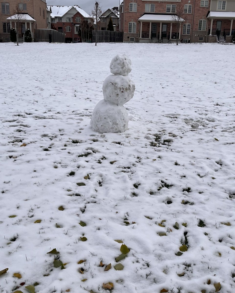 JahnaviGogoi2's tweet photo. A snowman someone abandoned midway! #winter #snow #ontariowinter https://t.co/J9hMYBZYtJ