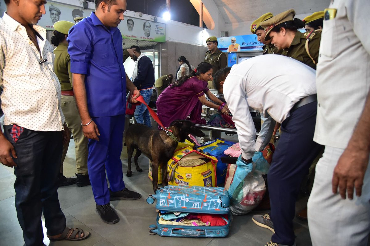prayagrajupdate's tweet photo. दिल्ली में हाल ही में हुए हादसे के बाद,
प्रयागराज पुलिस ने शहर की सुरक्षा को लेकर उच्च स्तर पर सतर्कता बरतने का निर्णय लिया है। 📷
शहर में किसी भी अप्रिय घटना को रोकने और नागरिकों की सुरक्षा सुनिश्चित करने के लिए
सभी थानों एवं पेट्रोलिंग यूनिट्स को हाई अलर्ट पर रखा गया है। https://t.co/9Ca9opDFUw