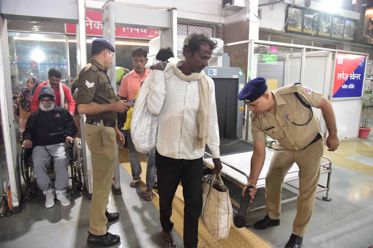 prayagrajupdate's tweet photo. दिल्ली में हाल ही में हुए हादसे के बाद,
प्रयागराज पुलिस ने शहर की सुरक्षा को लेकर उच्च स्तर पर सतर्कता बरतने का निर्णय लिया है। 📷
शहर में किसी भी अप्रिय घटना को रोकने और नागरिकों की सुरक्षा सुनिश्चित करने के लिए
सभी थानों एवं पेट्रोलिंग यूनिट्स को हाई अलर्ट पर रखा गया है। https://t.co/9Ca9opDFUw