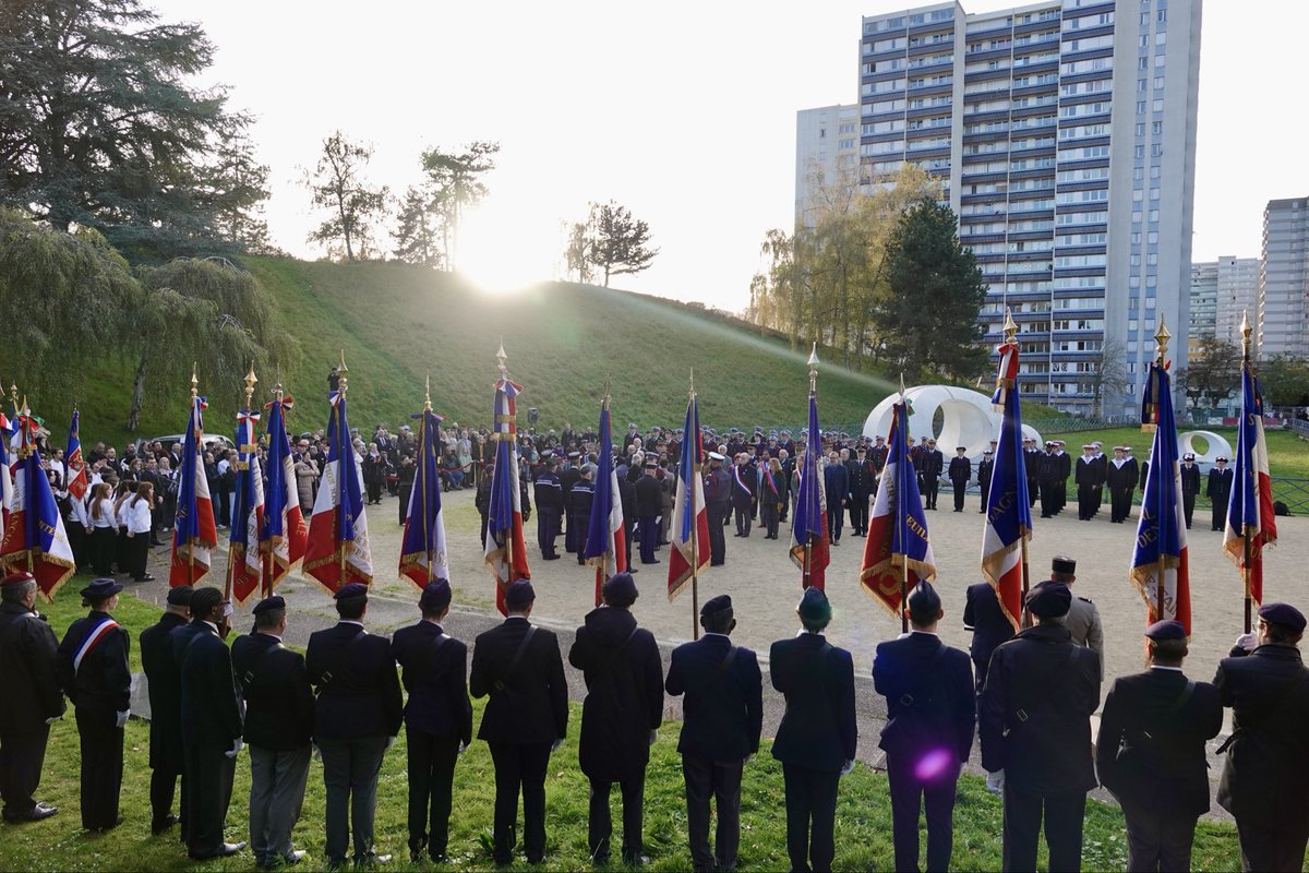 RepCD93's tweet photo. Notre groupe a pris part à la commémoration de l’Armistice, présidée par le préfet Julien Charles, aux côtés de nombreux élus.
Ensemble, nous avons honoré la mémoire de celles et ceux qui ont donné leur vie pour la France. 
Devoir de mémoire, respect et reconnaissance. https://t.co/I7nP34aX4q
