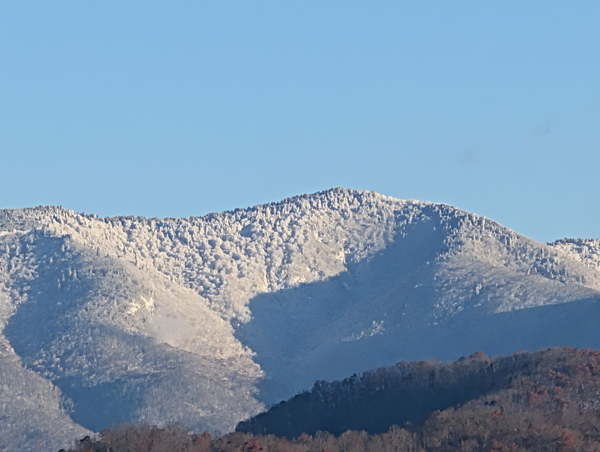 HikingResearch's tweet photo. First snow of the season in WNC on the Plott Balsams. 

#wnc https://t.co/H4EpcKlmBC