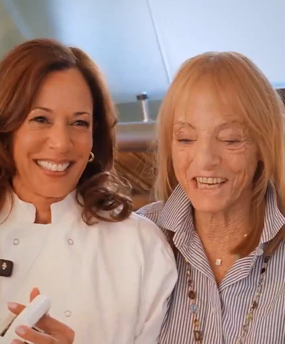 kamalaslotus's tweet image. kamala that chefs coat… 

TIME FOR A CAREER CHANGE!! 🤭