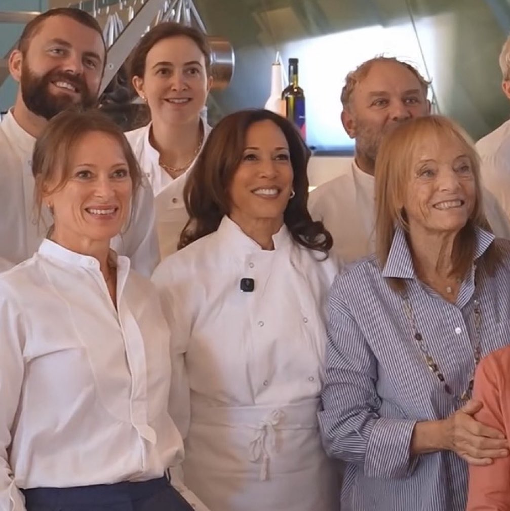 kamalaslotus's tweet image. kamala that chefs coat… 

TIME FOR A CAREER CHANGE!! 🤭