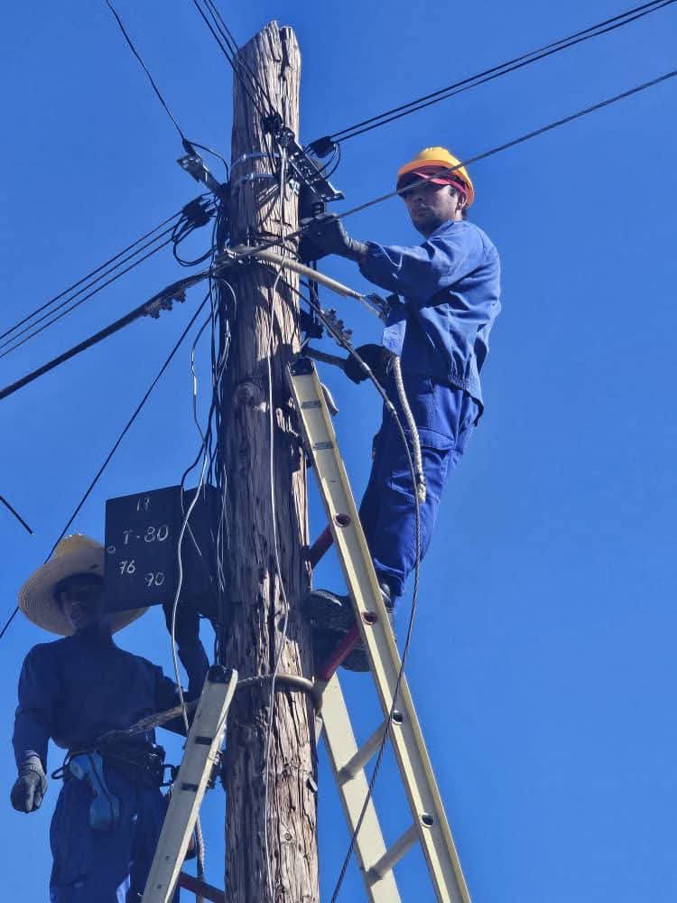 Hoy se comenzó a trabajar en el municipio de #Niquero en #Granma. Las fuerzas de apoyo de Cienfuegos como un huracán de restauración avanzan de forma intensa para cerrar las afectaciones que provocó Melissa.
#EtecsaConCuba