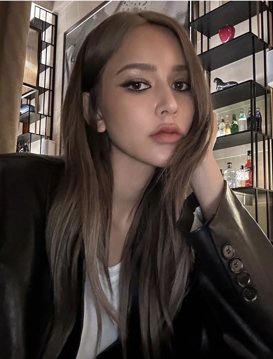 Cdramaluver's tweet photo. get u a girl who can do both:

🖤🥃🍸🚬🌚              💖🌸🎀💅🏻🌝

yep that’s @iceamenaa

#IceAmena #PlayerYuriSeries https://t.co/RQCTQRvxp8