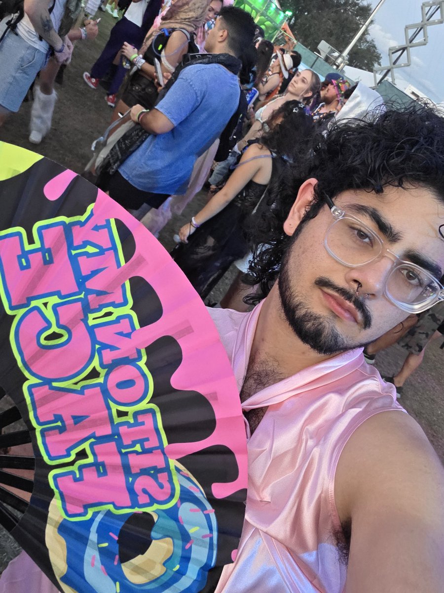 redlightyoshi's tweet photo. EDC was so much fun 🥰
Can't wait for next year :D https://t.co/TSJfoPPGRZ
