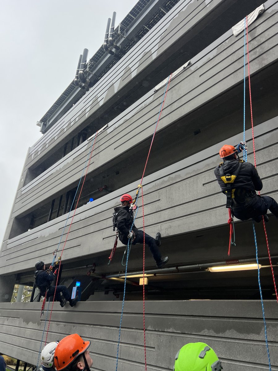 MassDFS's tweet image. #TechRescue Tuesday: The Mass Fire Academy recently delivered its Operational Level Rope Rescue course at @BelmontFD. 20+ FFs from across the state trained on rope, harnesses, descent control devices, and belay devices, as well as utilizing them in high- and low-angle rescues.