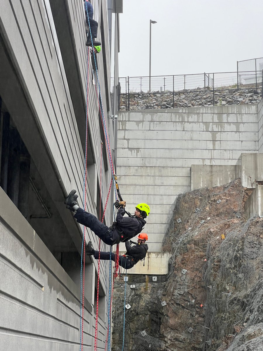 MassDFS's tweet image. #TechRescue Tuesday: The Mass Fire Academy recently delivered its Operational Level Rope Rescue course at @BelmontFD. 20+ FFs from across the state trained on rope, harnesses, descent control devices, and belay devices, as well as utilizing them in high- and low-angle rescues.