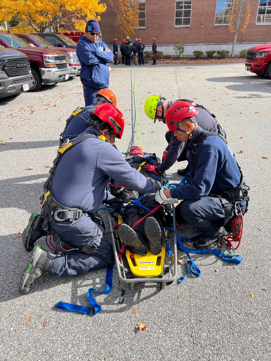 MassDFS's tweet image. #TechRescue Tuesday: The Mass Fire Academy recently delivered its Operational Level Rope Rescue course at @BelmontFD. 20+ FFs from across the state trained on rope, harnesses, descent control devices, and belay devices, as well as utilizing them in high- and low-angle rescues.