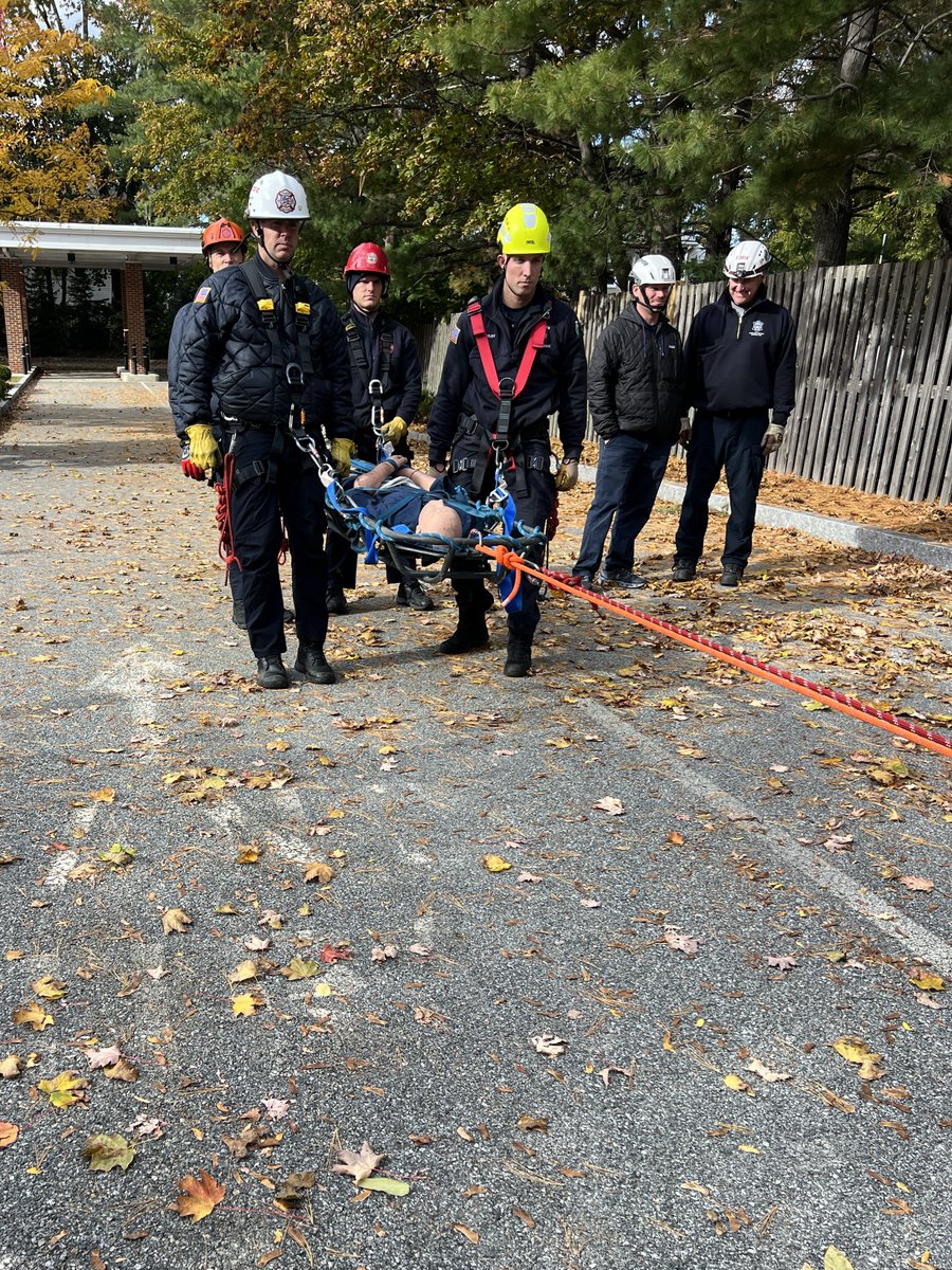 MassDFS's tweet image. #TechRescue Tuesday: The Mass Fire Academy recently delivered its Operational Level Rope Rescue course at @BelmontFD. 20+ FFs from across the state trained on rope, harnesses, descent control devices, and belay devices, as well as utilizing them in high- and low-angle rescues.
