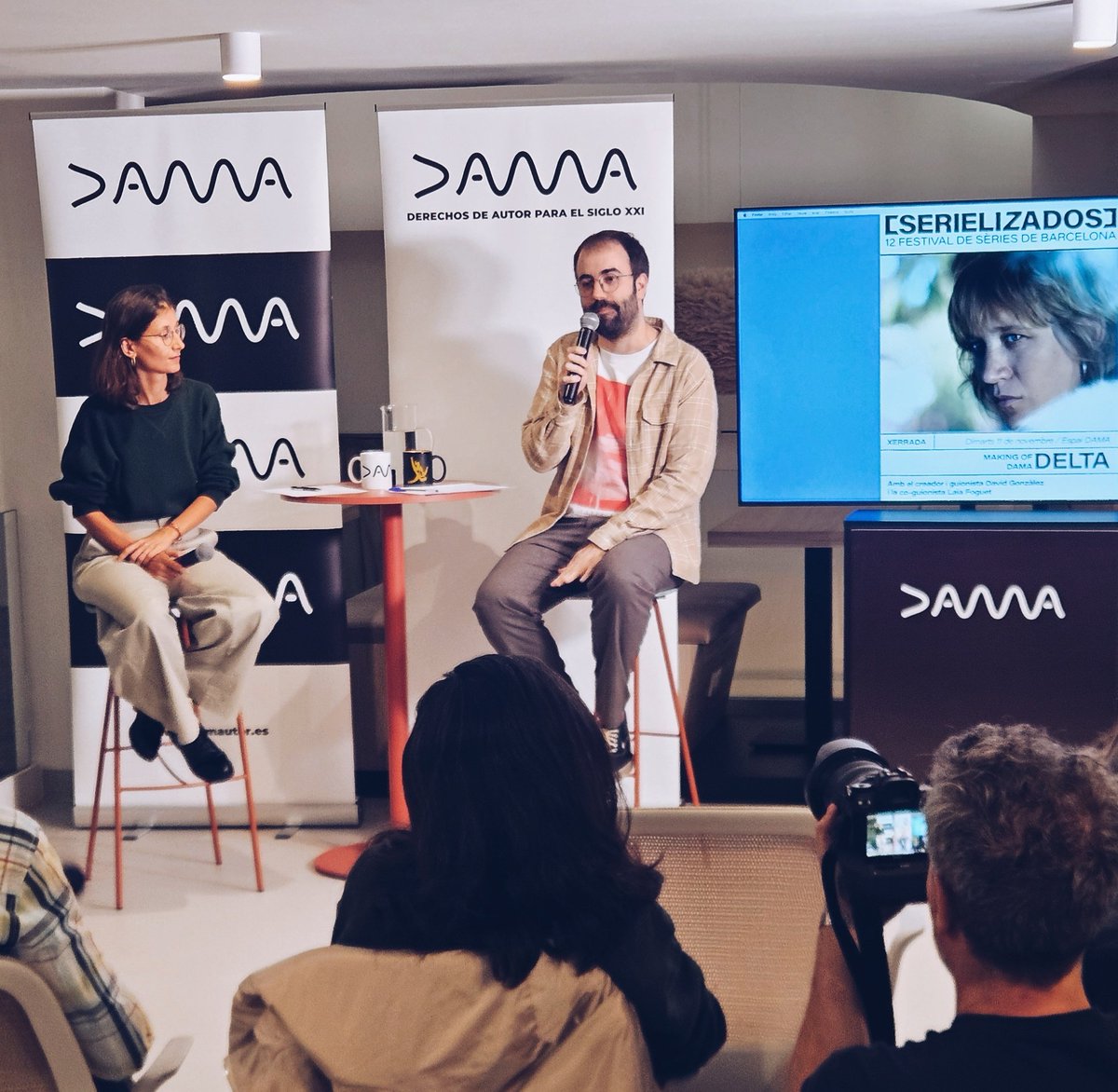 Comença a la seu de <a href="/DAMAUTOR/">DAMA</a> un Making-of presentat pel <a href="/CrispAffected/">Xavi Arnaiz</a> en el qual descobrirem els secrets creatius de DELTA (<a href="/som3cat/">3Cat</a>) de la mà de la seva guionista <a href="/laiafoguets/">Laia Foguet</a>!