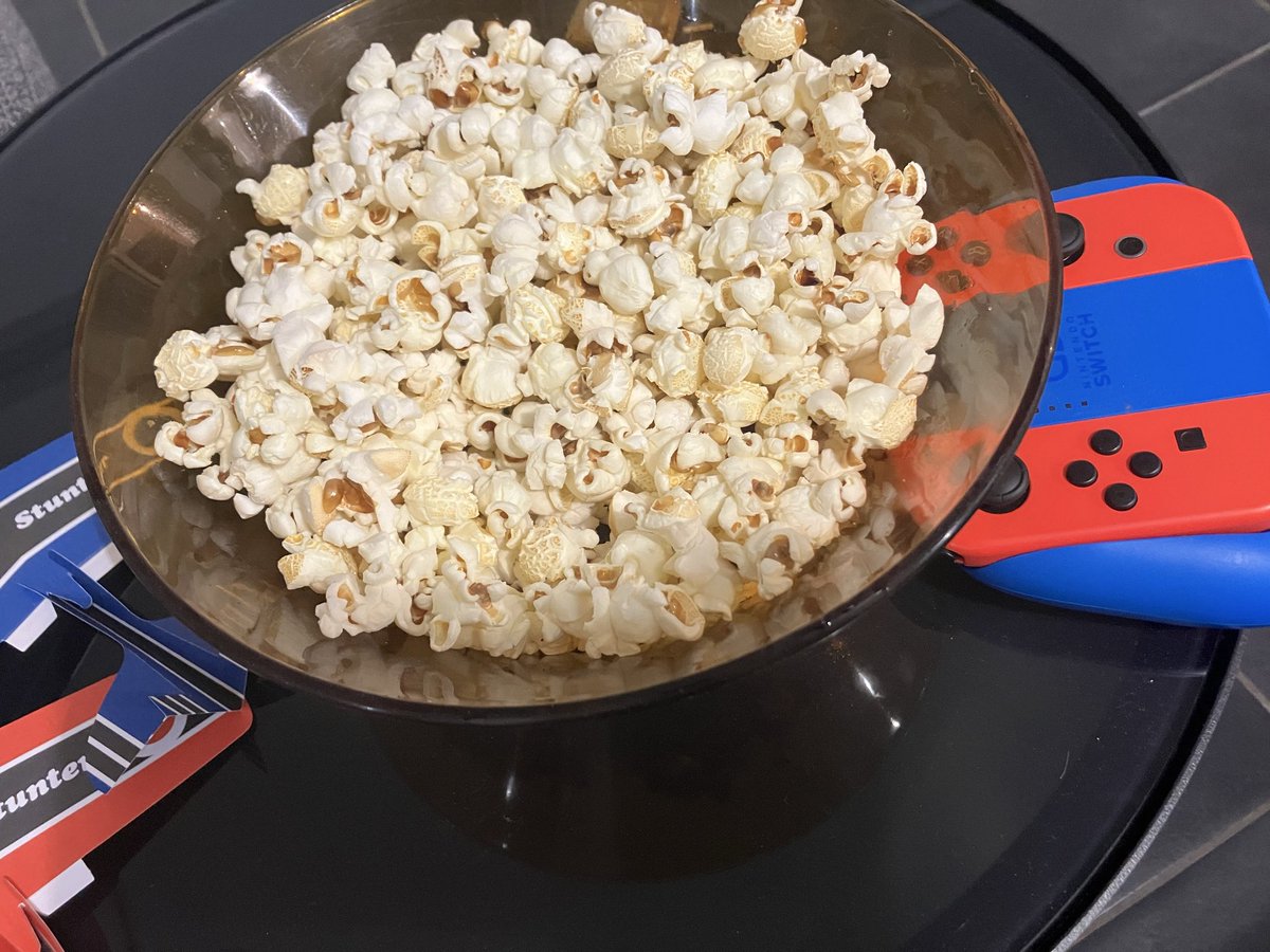 夜勤明けなので家でダラダラしてたら夫がポップコーン作ってくれた。最高😀